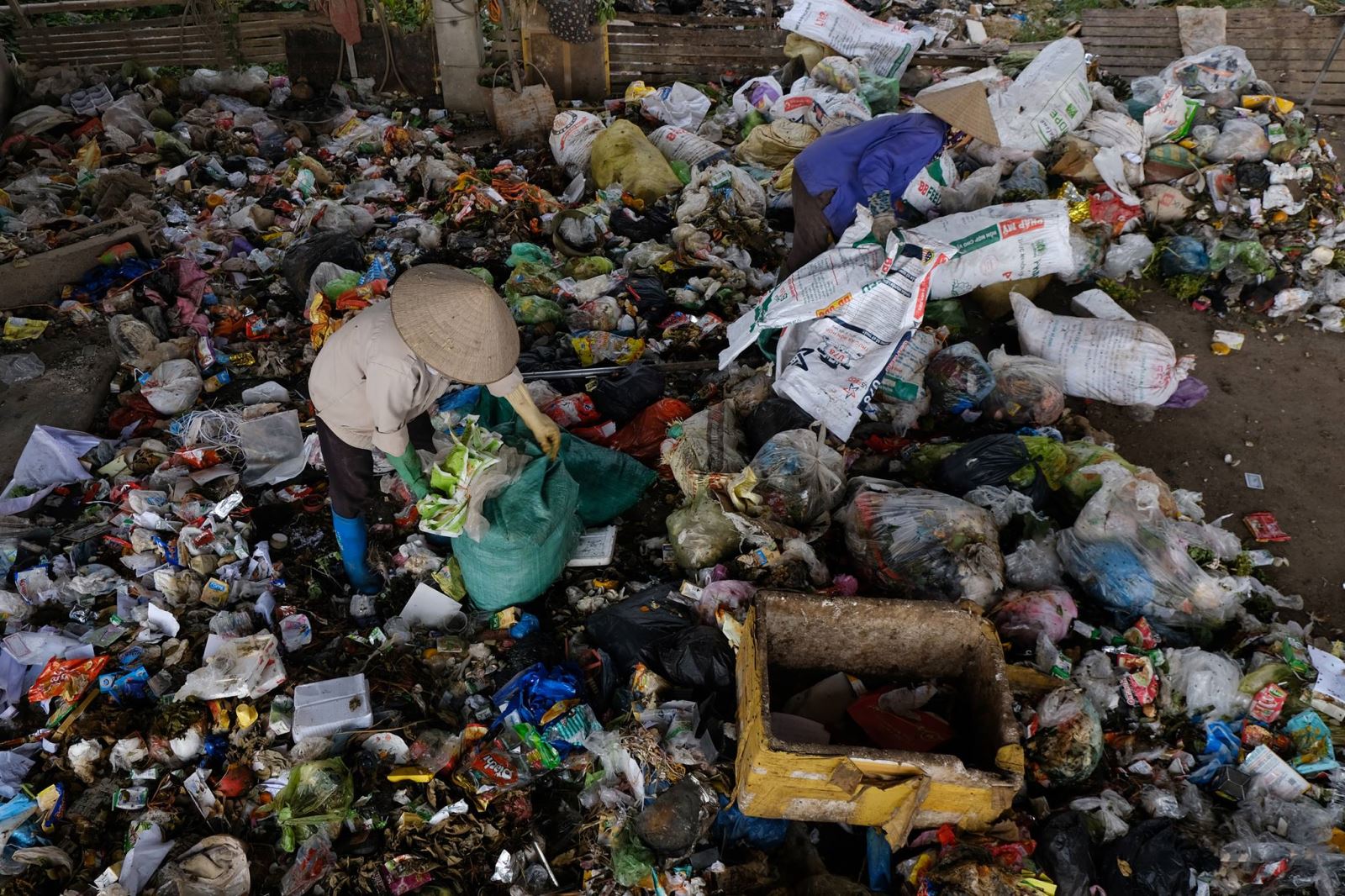 Những bức hình ám ảnh về rác thải nhựa tại bờ biển Việt Nam ...