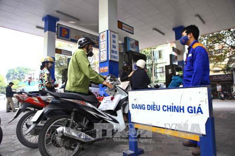 Tác động của giảm giá xăng dầu với mục tiêu kiềm chế lạm phát | baotintuc.vn