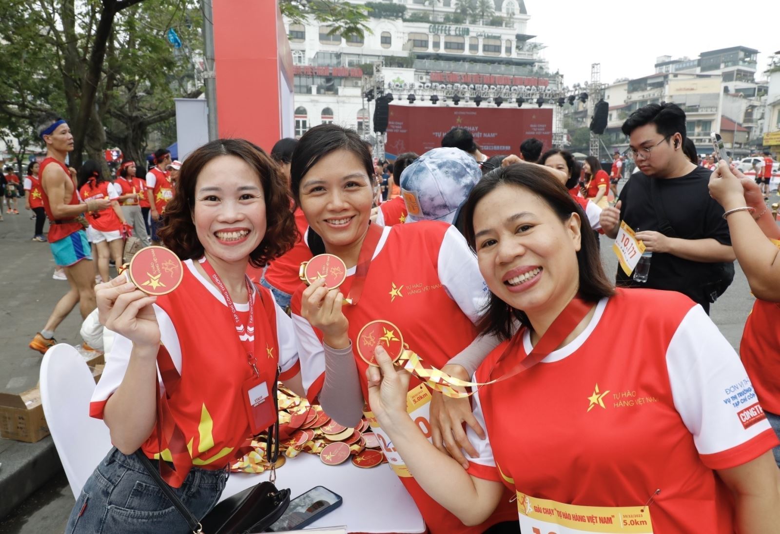 Các vận động viên nhận kỷ niệm chương tham gia giải chạy. Ảnh: Trần Việt/TTXVN 