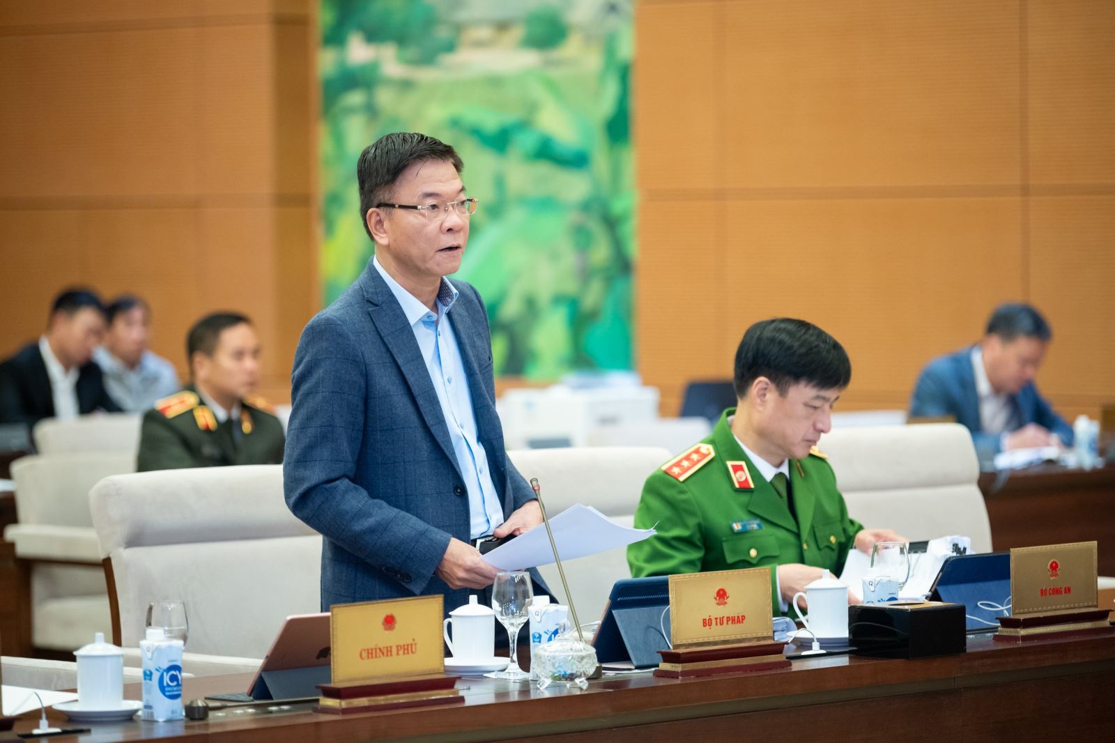Bộ trưởng Bộ Tư pháp Lê Thành Long trình bày Tờ trình đề nghị bổ sung một số dự án luật vào Chương trình xây dựng luật, pháp lệnh năm 2024.