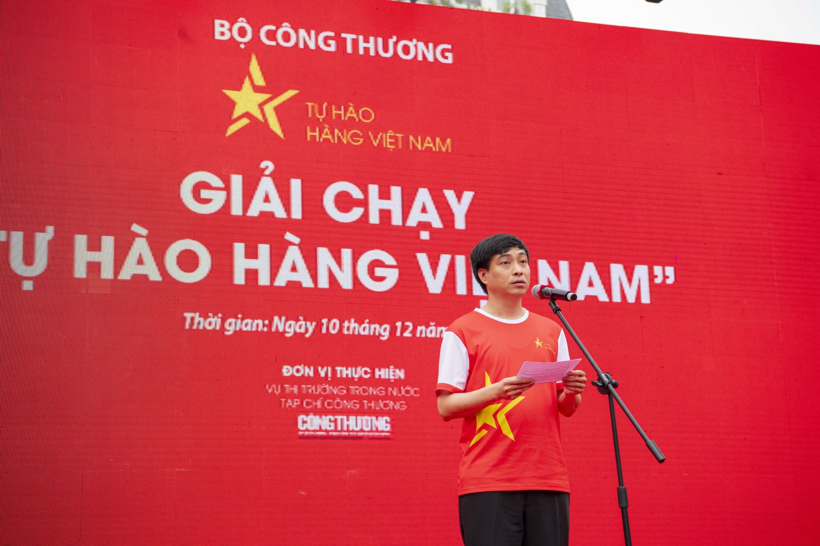 Ông Bùi Nguyễn Anh Tuấn, Phó Vụ trưởng Vụ Thị trường trong nước phát biểu phát động Giải chạy.