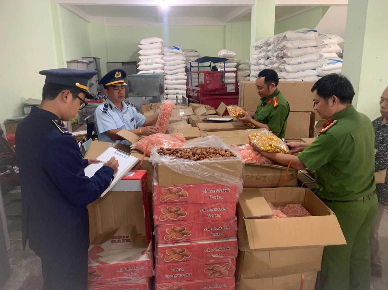 Lực lượng chức năng tỉnh Phú Yên đã tạm giữ gần 2,7 tấn bánh kẹo, mứt sấy không hóa đơn chứng từ.