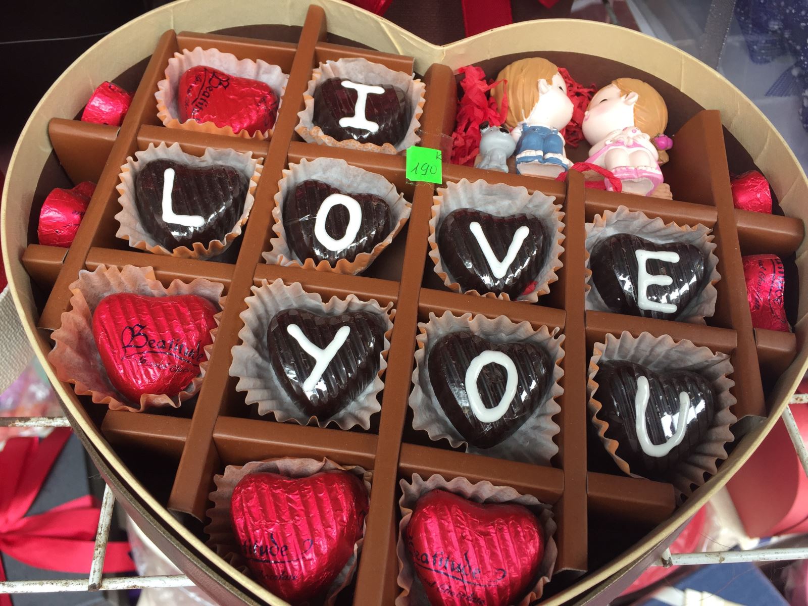 Tìm kiếm quà tặng độc đáo và ý nghĩa cho người yêu vào dịp Valentine năm nay? Socola Valentine là một lựa chọn hoàn hảo. Bộ sưu tập các sản phẩm socola Valentine đa dạng và phù hợp với mọi sở thích. Tuyệt đối là món quà thịnh soạn cho người tình của bạn.