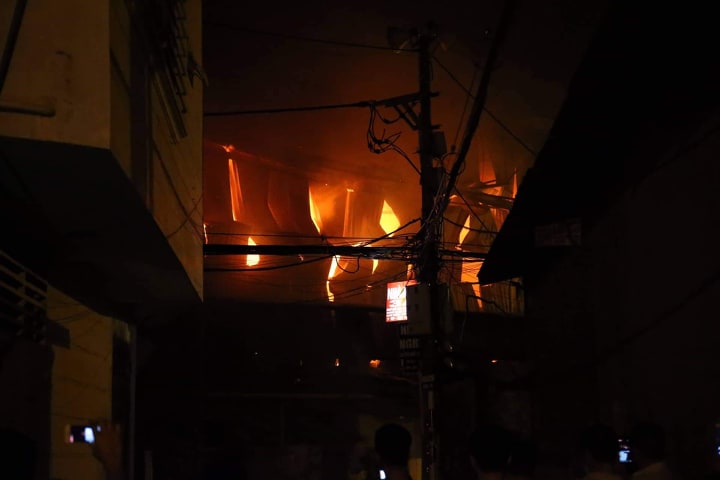 Tạm thời khống chế đám cháy lớn tại nhà máy Rạng Đông sau gần 3 tiếng phát hoả