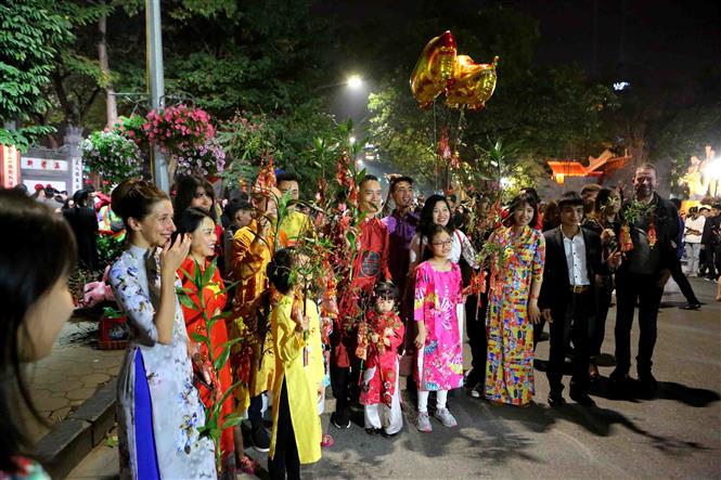 Văn hóa chúc Tết là một phần quan trọng của truyền thống và tín ngưỡng Việt Nam. Những giá trị về tình yêu, tôn trọng người lớn tuổi và gia đình sẽ được gắn kết qua các nghi lễ và hoạt động cổ truyền trong dịp Tết. Hãy đến và khám phá văn hóa chúc Tết đầy sắc màu qua hình ảnh liên quan.
