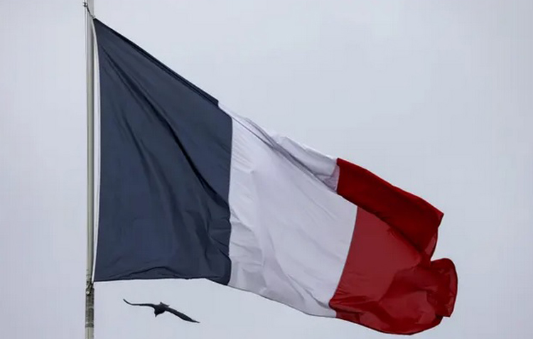 Quốc kỳ Pháp: Bức ảnh cổ điển này hiển thị vẻ đẹp sang trọng và quý phái của Quốc kỳ Pháp. Hãy chiêm ngưỡng đôi cánh hồng phấn được chau chuốt tinh tế trên nền xanh đậm, tạo ra một sự hoà quyện tuyệt vời. Đây là biểu tượng của một đất nước văn minh, nơi tinh thần hoài niệm và lịch sử được giữ gìn.