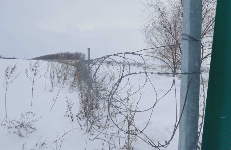 Hàng rào thép gai dài cả 100 km được dựng ở Đông Ukraine ...