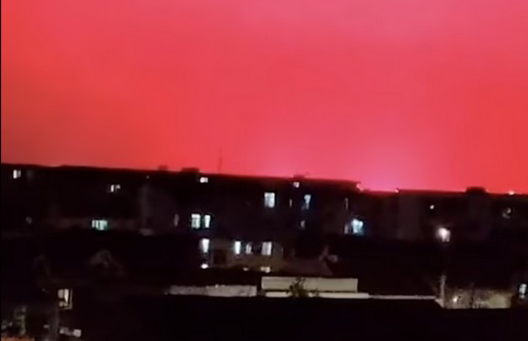 Bầu trời đỏ quạch: Bạn có tin vào những bức ảnh tuyệt đẹp của bầu trời đỏ quạch không? Bức ảnh này cho thấy một khung cảnh đầy màu sắc và đôi khi, những cảnh vật như thế khiến ta ngỡ ngàng và muốn đến và trải nghiệm thực tế. Hãy xem ảnh và cảm nhận!