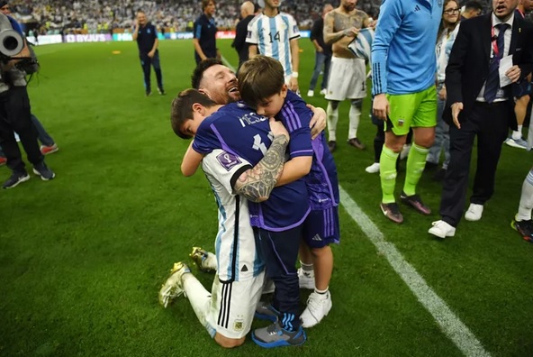 Messi và bố: Hình ảnh ngọt ngào của Messi và bố sẽ làm bạn cảm thấy ấm áp và thấu hiểu được tình cảm gia đình họ. Bạn sẽ thấy cả hai cùng đứng trên sân bóng và tận hưởng niềm vui bóng đá cùng nhau. Xem ảnh này, bạn sẽ hiểu rõ hơn tình yêu và sự quan tâm của Messi đối với gia đình mình.