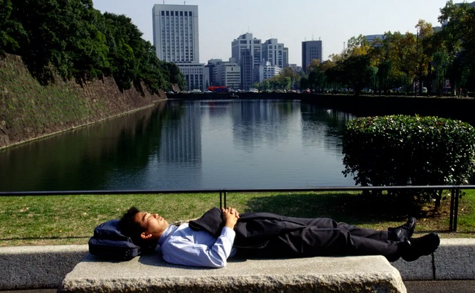 日本は国民に週4日働くことを提唱している