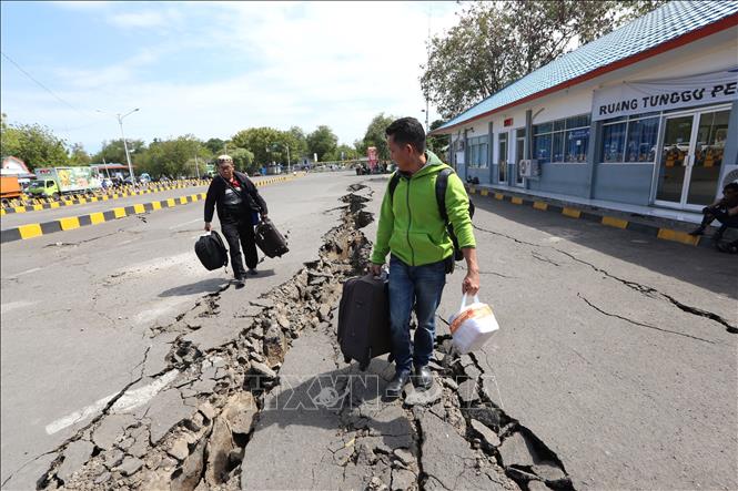 Israel không kích Dải Gaza; 11 bộ trưởng tìm cách phế truất Thủ tướng May