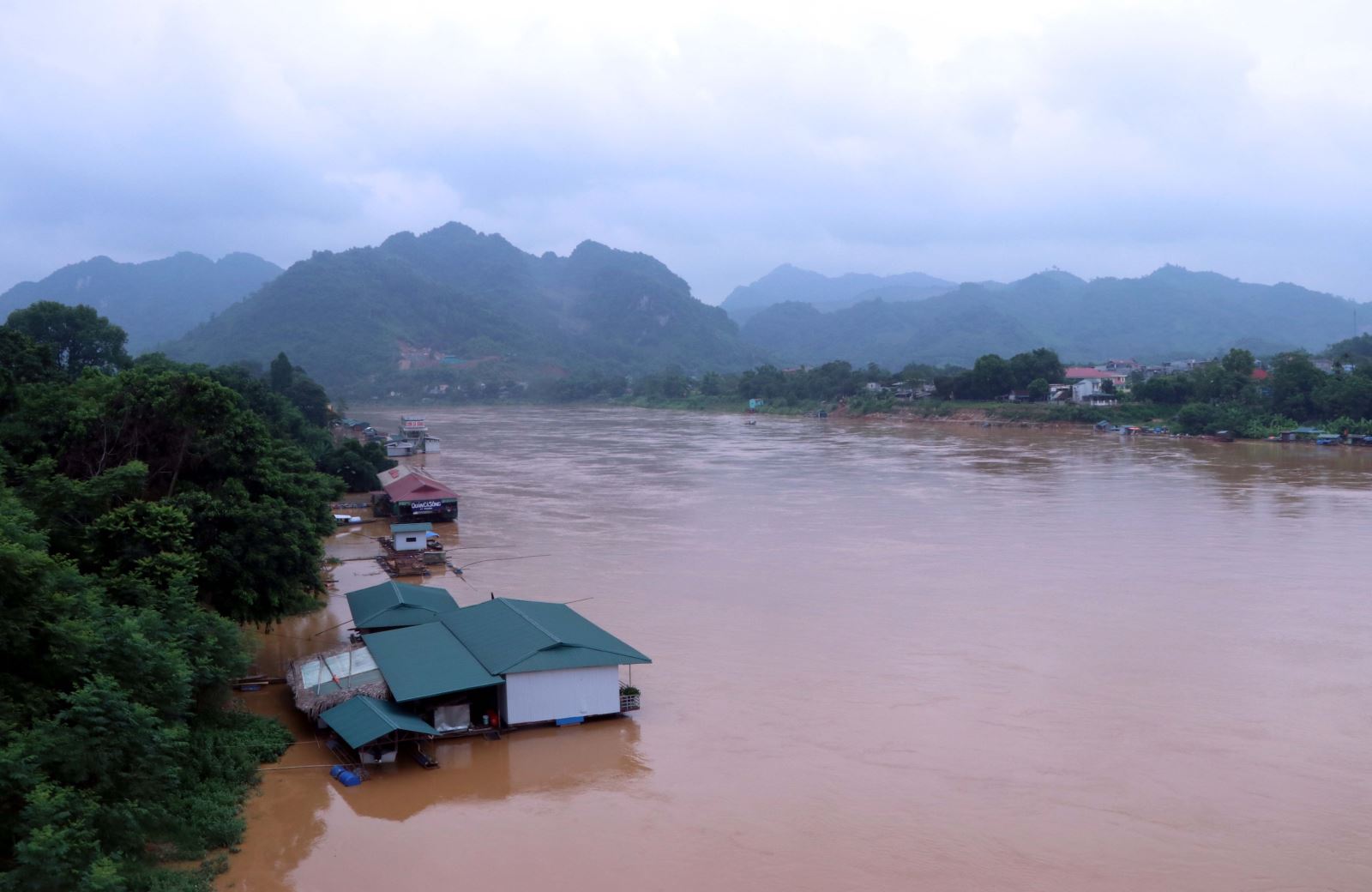 Lũ trên sông Lô (Tuyên Quang).