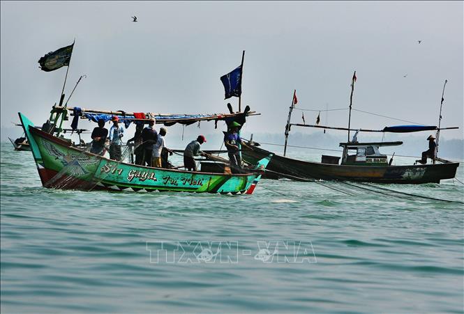 Mỹ - Hàn ký lại thỏa thuận thương mại tự do; Thủ tướng Thụy Điển bị phế truất