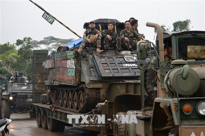 Thủ tướng Anh bị bỏ phiếu bất tín nhiệm; Philippines gia hạn thiết quân luật tại Mindanao