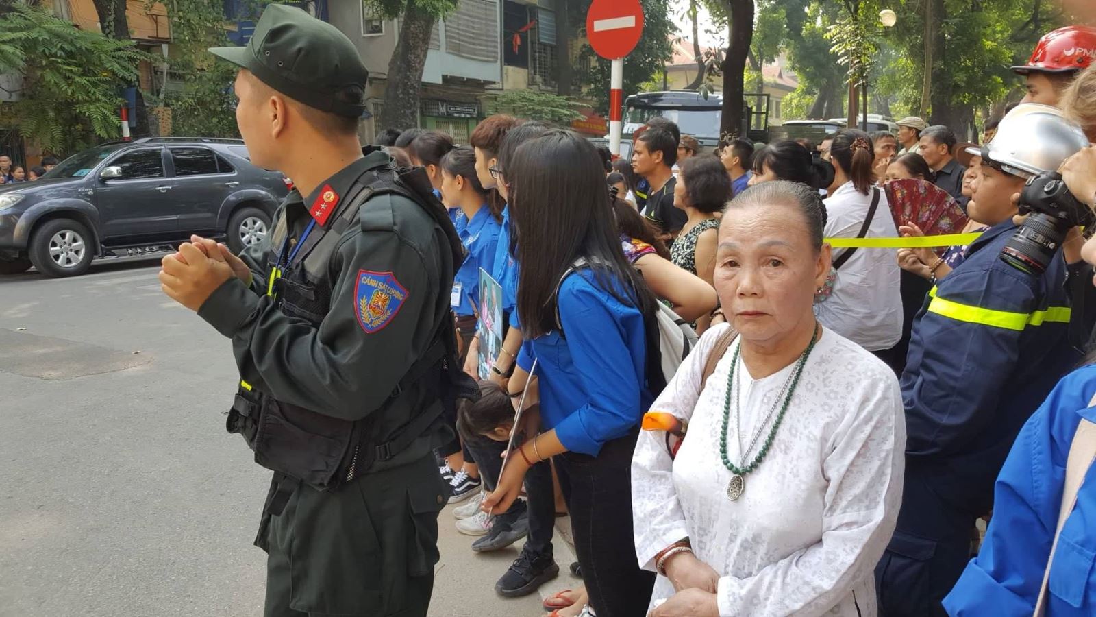 Người dân xếp hàng chờ đưa tiễn nguyên Tổng Bí thư Đỗ Mười
